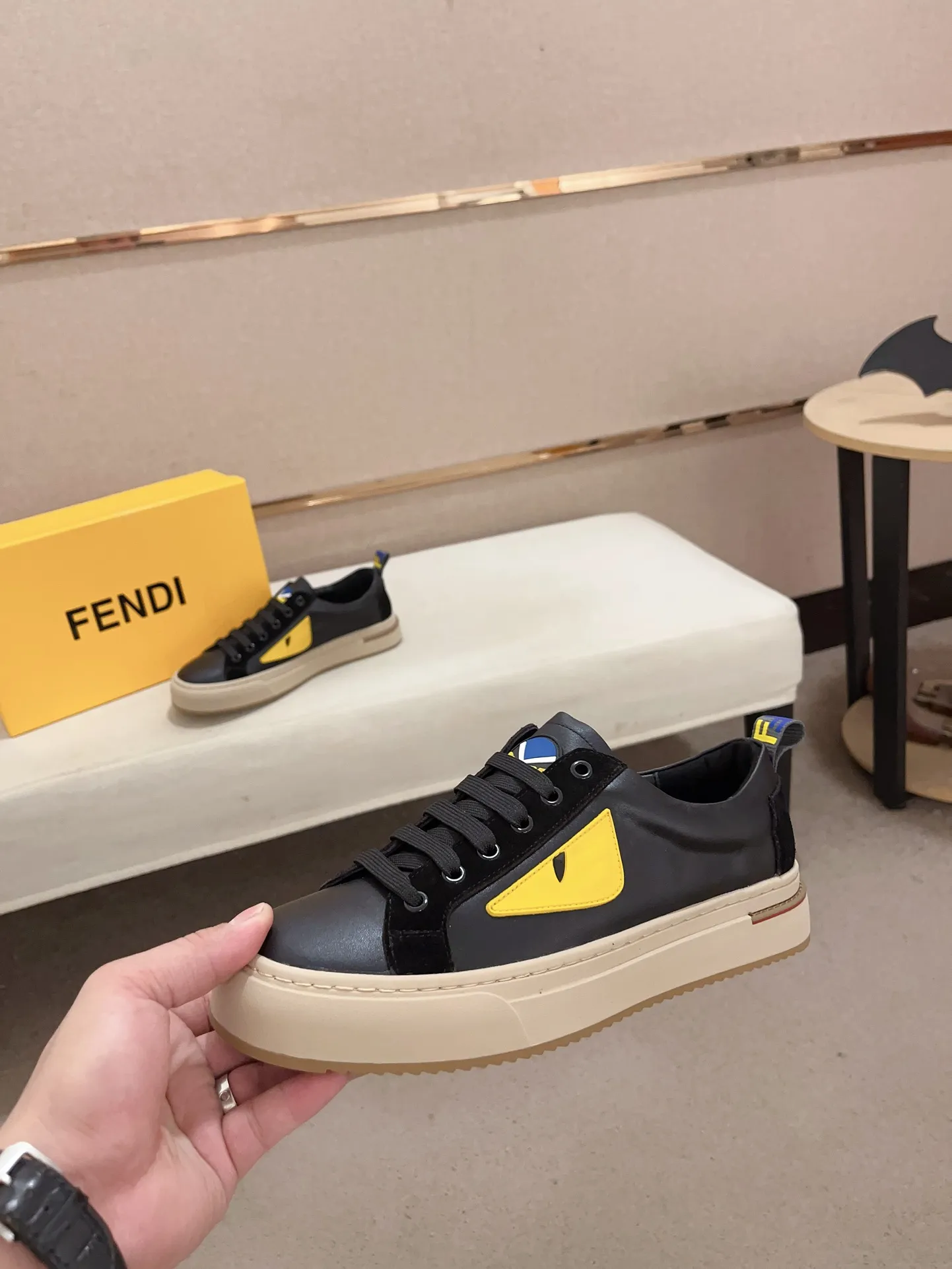 Men's shoes💰: 400💰[Fendi] Fendi's latest casual shoes for men! Available at counters simultaneously! A one-to-one replica of the original. All imported official website one-to-one cowhide fabric. The interior is made of top-grade sheepskin, and the original factory-supplied rubber outsole is used. Leading new fashion concepts. Matching code: 38-44. (can be customized for 45 non-refundable)